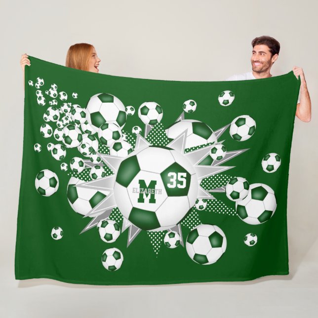 Couverture Polaire ballons de football blanc vert étoiles filles nom (En situation)