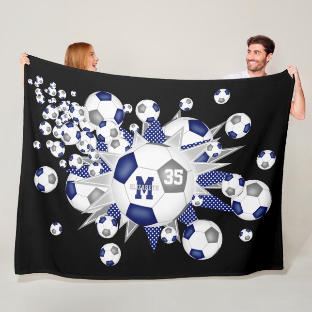 Couverture Polaire Ballons de football gris bleu étoiles nom de l'ath (En situation)