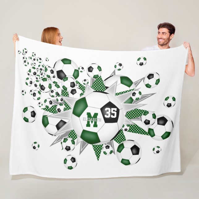 Couverture Polaire ballons de football noir vert étoiles filles nom (En situation)