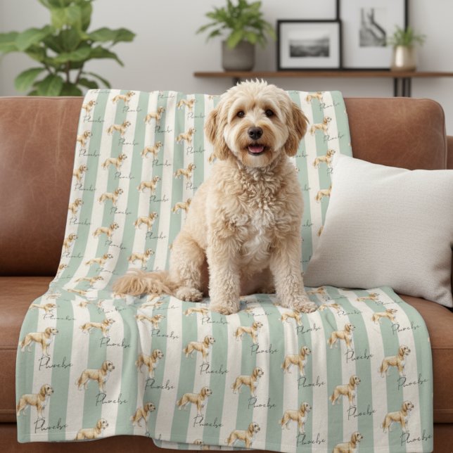 Couverture Polaire Bande verte personnalisée Doodle doré Nom de l'ani (Get cozy with this "Custom Green Stripe Golden Doodle Pet Name Fleece Blanket"!)