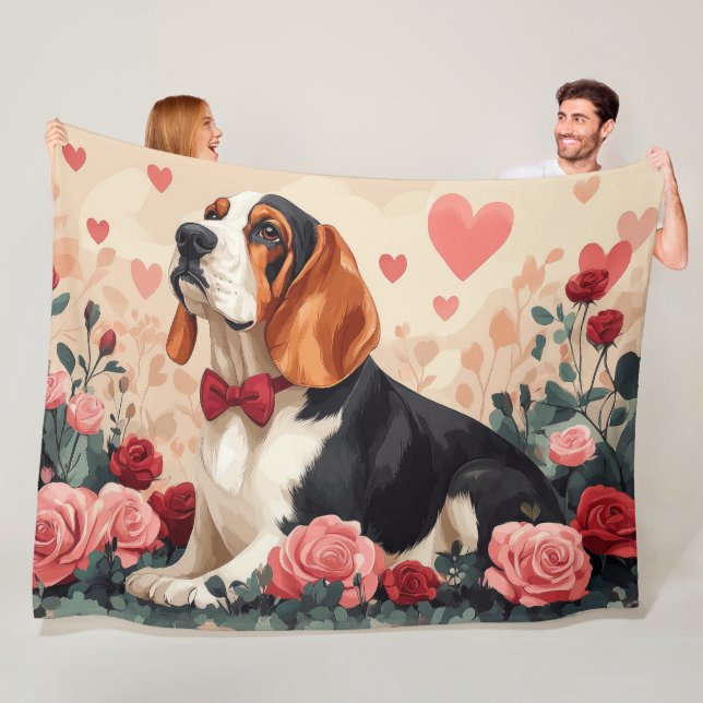 Couverture Polaire Basset Hound avec des Roses - Saint-Valentin  (En situation)