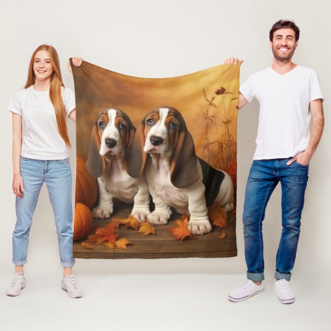 Couverture Polaire Basset Hound Chiot Automne Citrouille de plaisir (En situation)