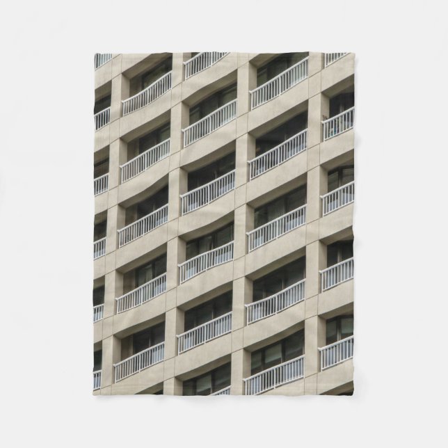 Couverture Polaire Bâtiment en béton blanc en journée (Devant)