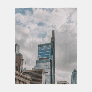 COUVERTURE POLAIRE BÂTIMENT EN BÉTON GRIS SOUS LE CIEL NUAGE PENDANT