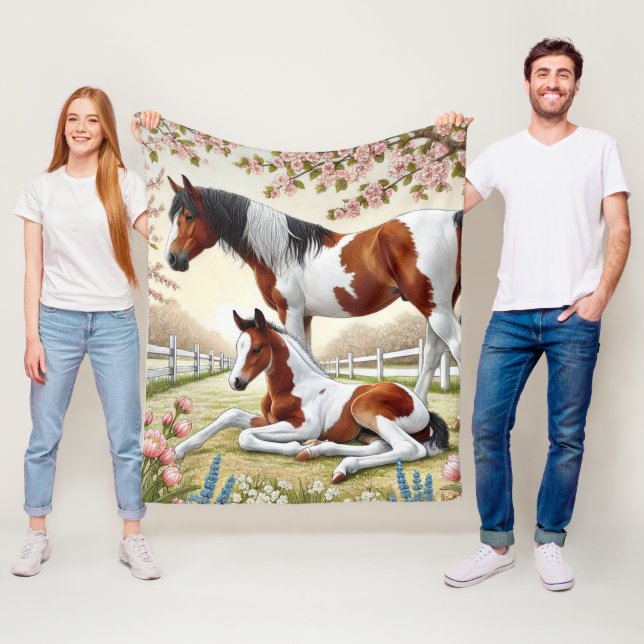 Couverture Polaire Beau cheval et poulain dans un verger en fleurs (En situation)