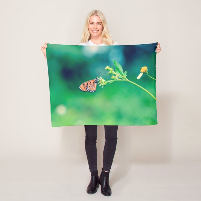 Couverture Polaire Beau papillon sur une fleur #2 (En situation)