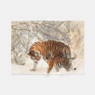 Couverture Polaire Belle tigresse avec son petit dans la neige
