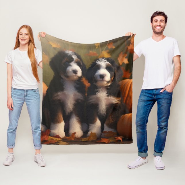 Couverture Polaire Bernedoodle Chiot Automne Citrouille de plaisir (En situation)