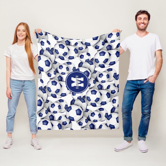 Couverture Polaire bleu blanc équipe couleurs soccer balls motif (En situation)