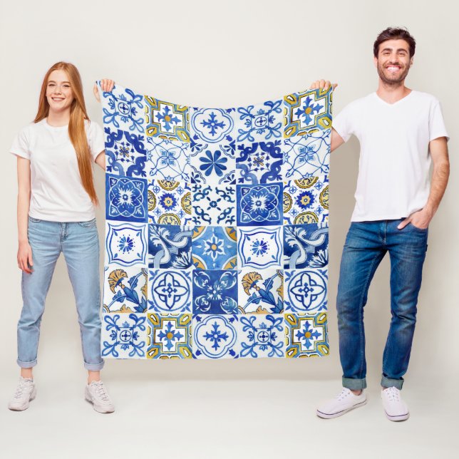 Couverture Polaire Bleu, Blanc et Jaune Motif Floral Méditerranéen (En situation)