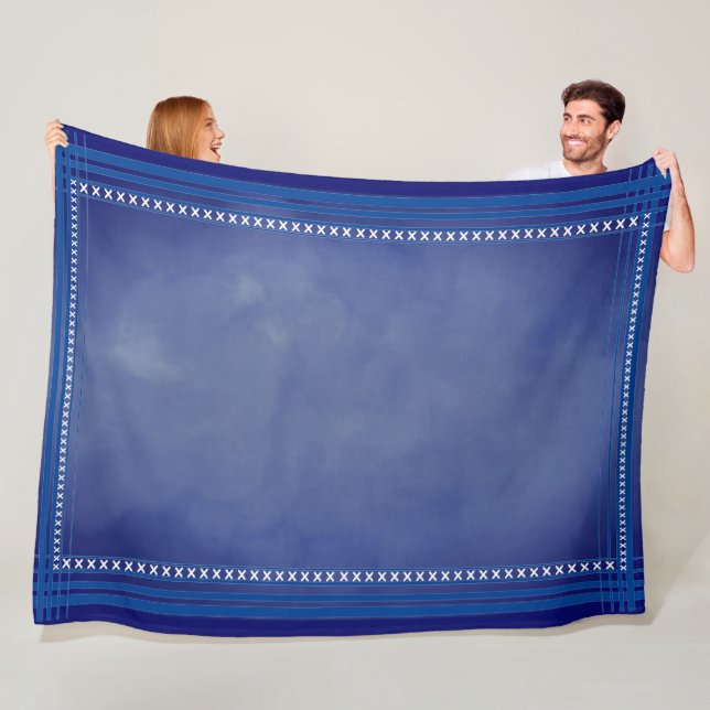 Couverture Polaire Bleu inspiré de l'Écosse (En situation)