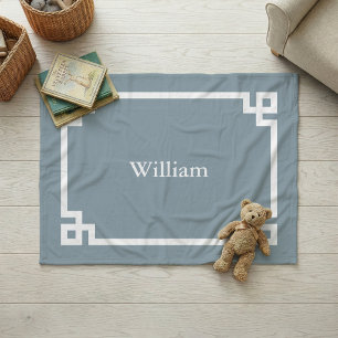 Couverture Polaire Bleu Poussiéreux et Monogramme à Clé Grecque Blanc