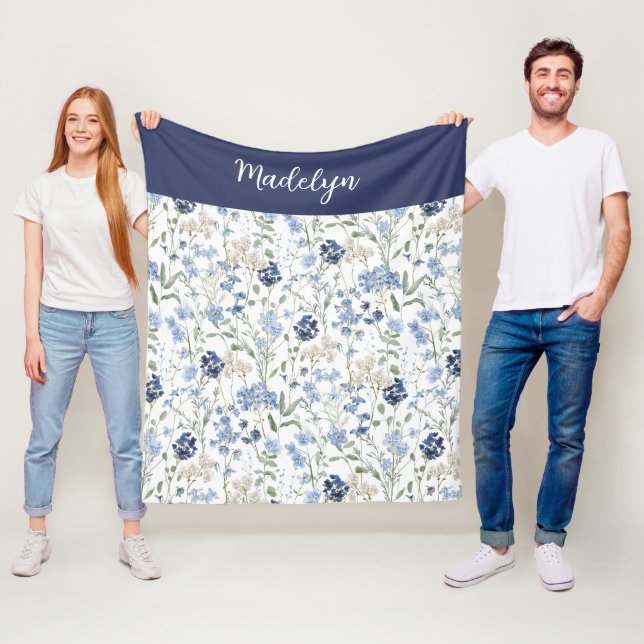 Couverture Polaire Blue Watercolor Wildflower Monogram Name (En situation)