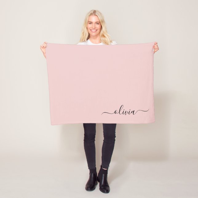 Couverture Polaire Blush Rose Poudré Monogramme Nom Moderne (En situation)
