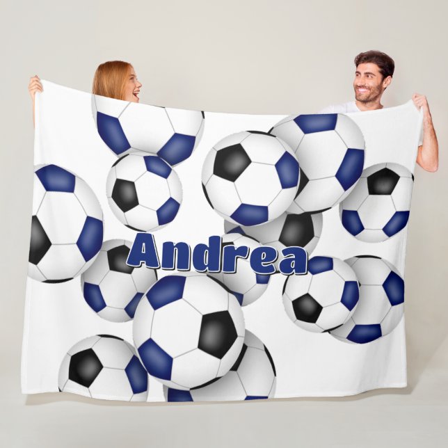 Couverture Polaire boules de football bleu noir garçons (En situation)