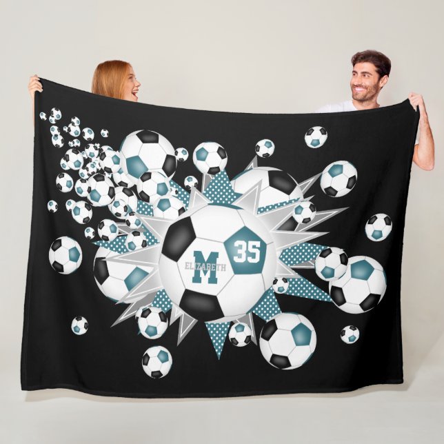Couverture Polaire Boules de football noir turquoises étoiles filles  (En situation)