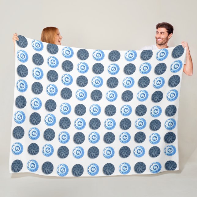 Couverture Polaire Boutons de couture fantaisie bleus sur fond blanc (En situation)