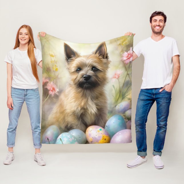 Couverture Polaire Cairn Terrier avec les oeufs de Pâques (En situation)