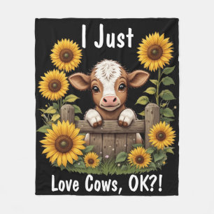 Couverture Polaire Calf au-dessus de la clôture entourée de tournesol