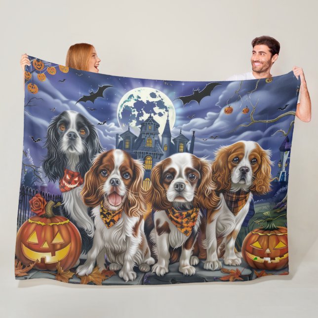Couverture Polaire Cavalier King Charles Spaniel Halloween Éffrayant (En situation)