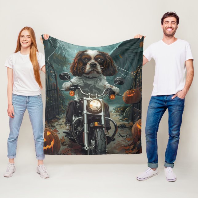 Couverture Polaire Cavalier King Charles Spaniel Halloween effrayant (En situation)