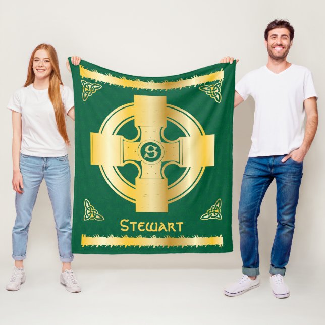 Couverture Polaire Celtic Cross and Knot Letter S Monogram et nom (En situation)