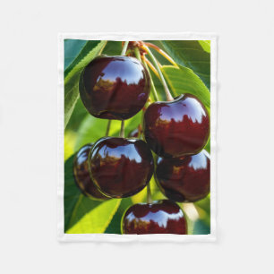 Couverture Polaire Cerises Brillantes Fraîches sur Branche Photograph
