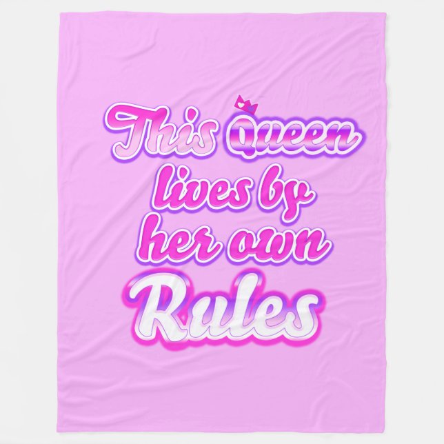 Couverture Polaire Cette reine ne suit jamais les règles rose (Devant)