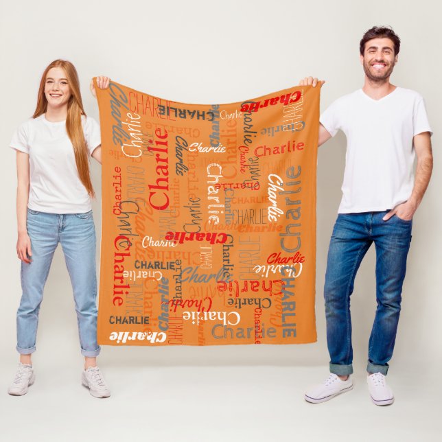 Couverture Polaire Charlie nom personnalisé rouge orange gris couvert (En situation)