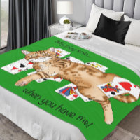 Chat tigré orange drôle jouant aux cartes de solit