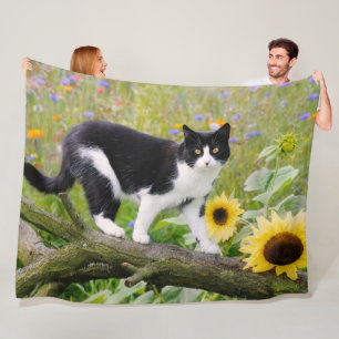 Couverture Polaire Chat tuxedo mignon sur une branche d'arbre avec de