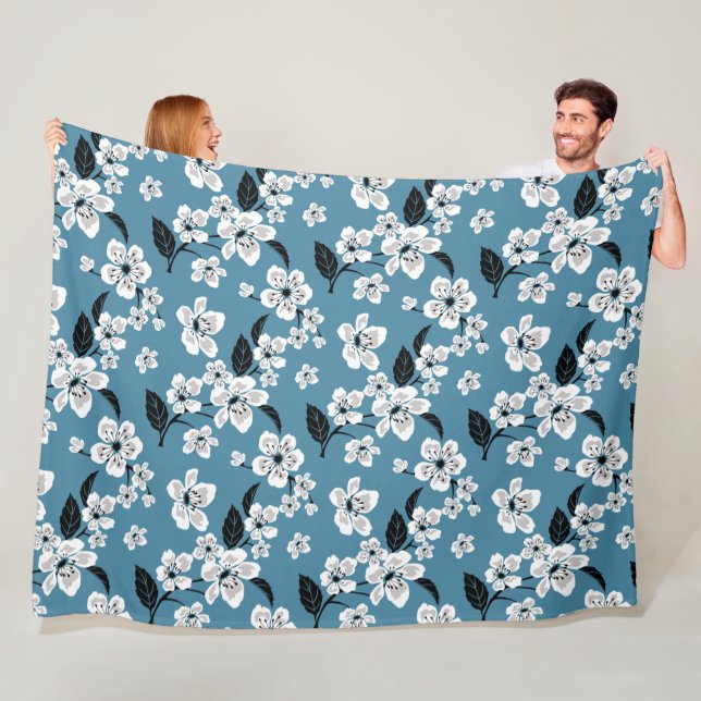 COUVERTURE POLAIRE CHERRY BLOSSOM - SAKURA (SMOKY BLUE) (En situation)