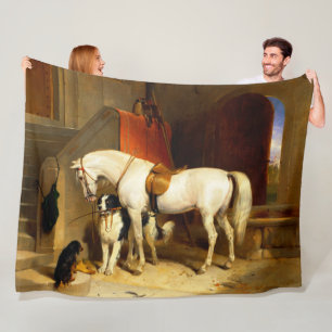 COUVERTURE POLAIRE CHEVAL BLANC AVEC CHIENS ET FALCONS EN STABLE