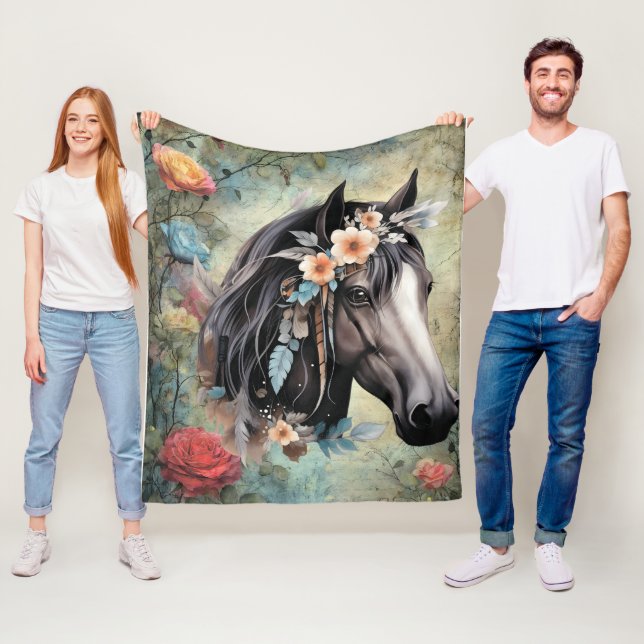 Couverture Polaire Cheval brun dans les fleurs. (En situation)