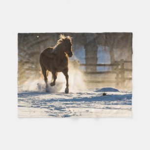 Couverture Polaire Cheval courant dans la neige