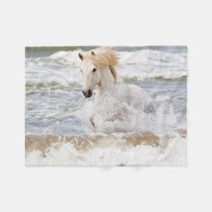 Couverture Polaire Cheval de Camargue dans le ressac