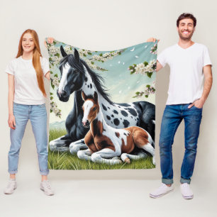 Couverture Polaire Cheval et poulain reposent au milieu des arbres en
