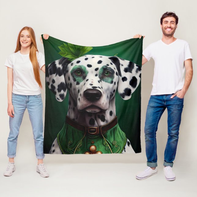 Couverture Polaire Chien dalmate en tenue de la Saint Patrick (En situation)