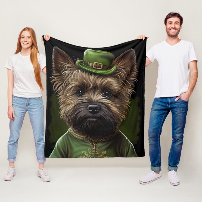 Couverture Polaire Chien de Cairn Terrier en Robe de la Saint Patrick (En situation)
