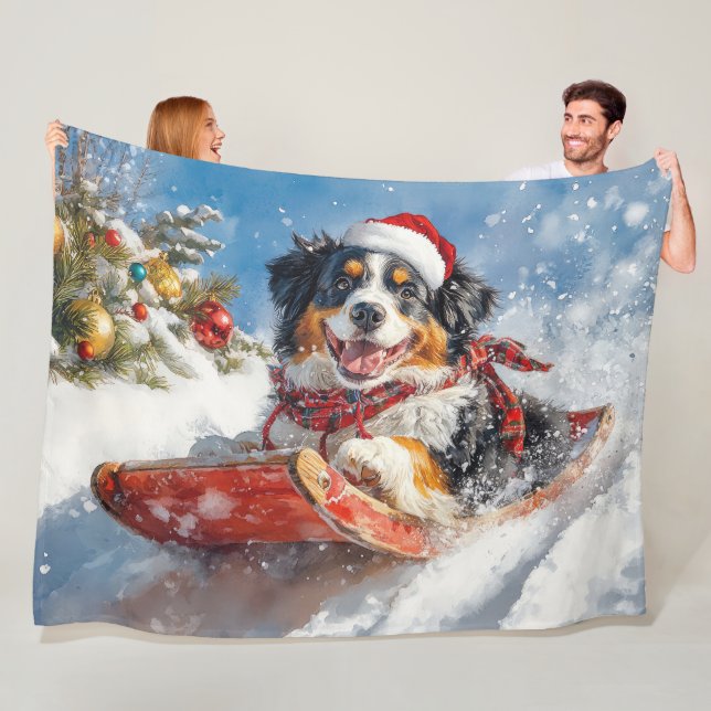 Couverture Polaire Chien de Montagne bernois en luge Noël (En situation)