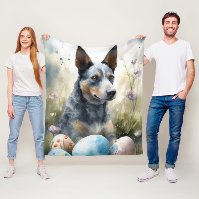 Couverture Polaire Chien Heeler bleu avec oeufs de Pâques vacances (En situation)