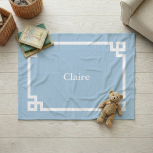 Couverture Polaire Ciel Bleu et Clé Grecque Monogramme Blanc