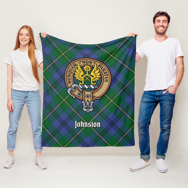 Couverture Polaire Clan Johnston Crest sur Tartan (En situation)