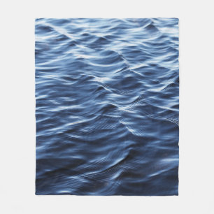 COUVERTURE POLAIRE CLOSE UP PHOTO OF BODY OF WATER