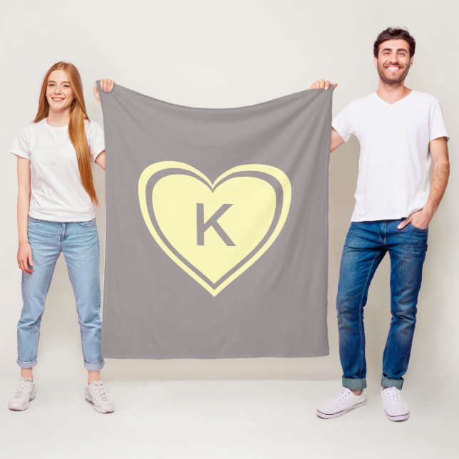Couverture Polaire Coeur jaune et gris tendance monogramme Valentine' (En situation)
