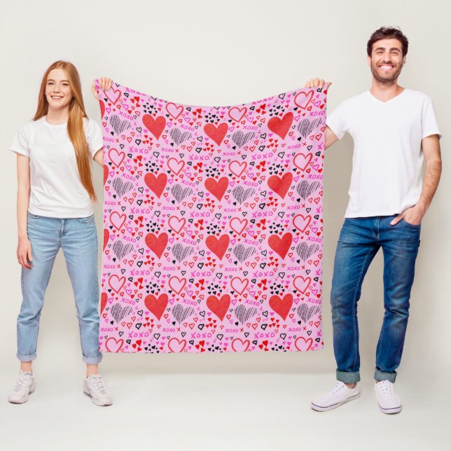 Couverture Polaire Coeurs, Motif rose XOXO (En situation)