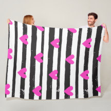 Coeurs roses sur bandes noir et blanc
