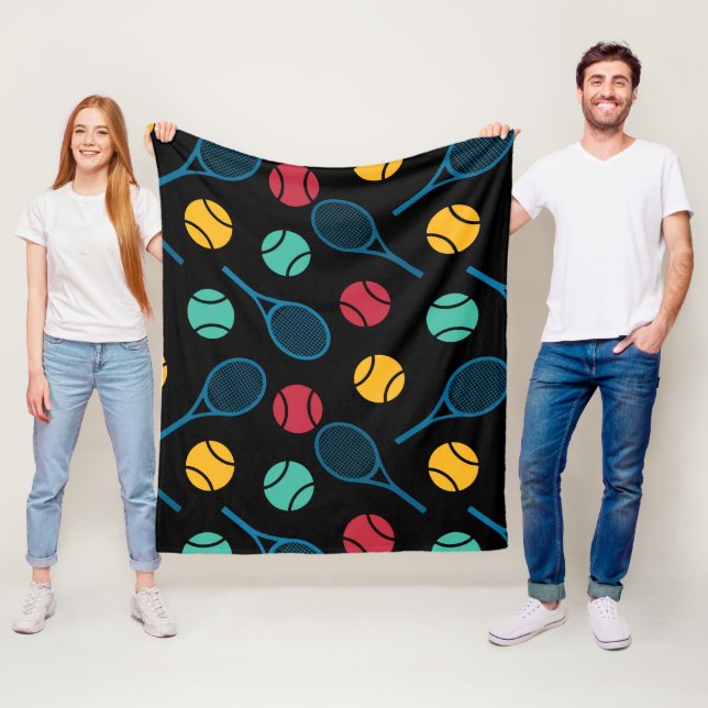 Couverture Polaire Couleurs rétro tennis motif noir (En situation)