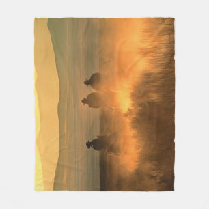 Couverture Polaire Cowboy Trio : Mountainous Arrière - plan Gallop.