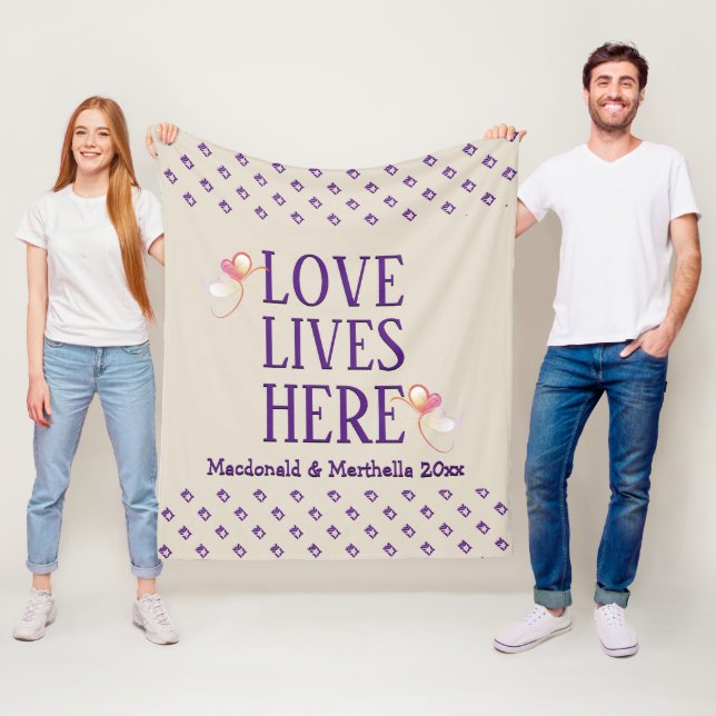 Couverture Polaire CRÈME | Personnalisé | LOVE LIVES ICI Keepsaké (En situation)